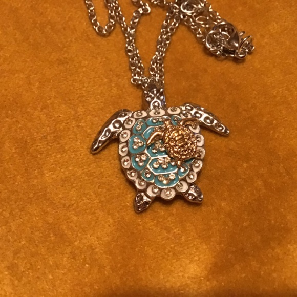 Beautiful silver sea turtles with gold necklace - Picture 5 of 8